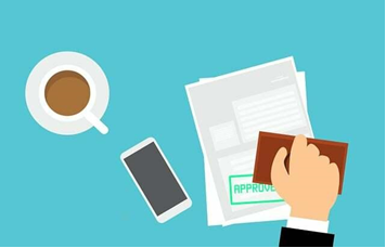 Piirretty vaaleasävyinen kuvio, jossa kahvikuppi, kännykkä sekä nippu papereita. Kuvan alareunasta ulottautuu käsi, jossa leimasin. Kuvassa näkyvä paperipino on leimattu vihreällä "approved" -leimalla