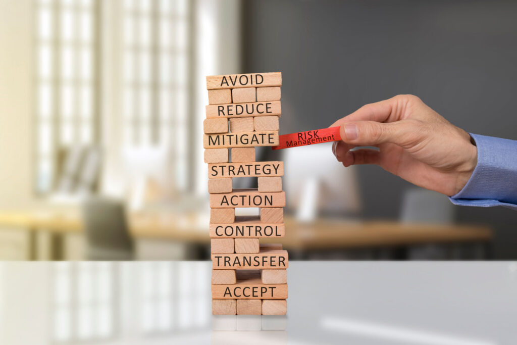 Jenga-tyylinen peli pöydällä, josta henkilö on vetämässä yhden palikan pois.